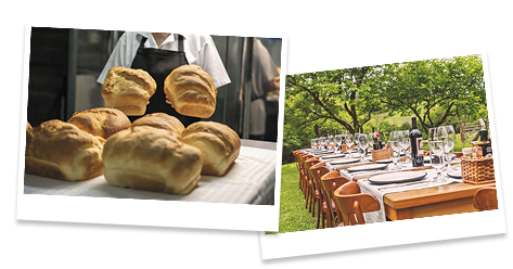 Pão e mesas ao ar livre.